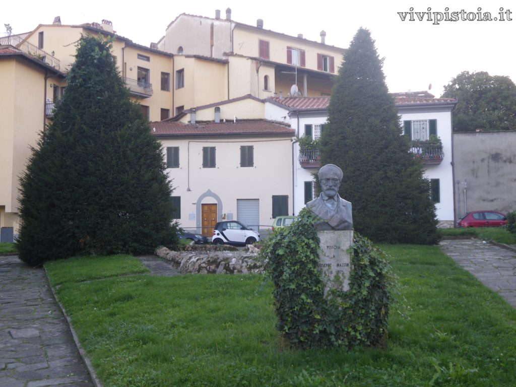 Monumento Piazza del Carmine